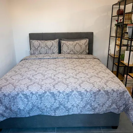 Nick's Crib * Síndos